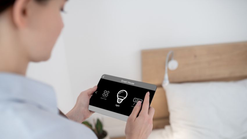 Interior design 2025: sistema di domotica intelligente integrato in un ambiente domestico moderno, con controllo automatizzato delle luci per un maggiore comfort ed efficienza energetica.